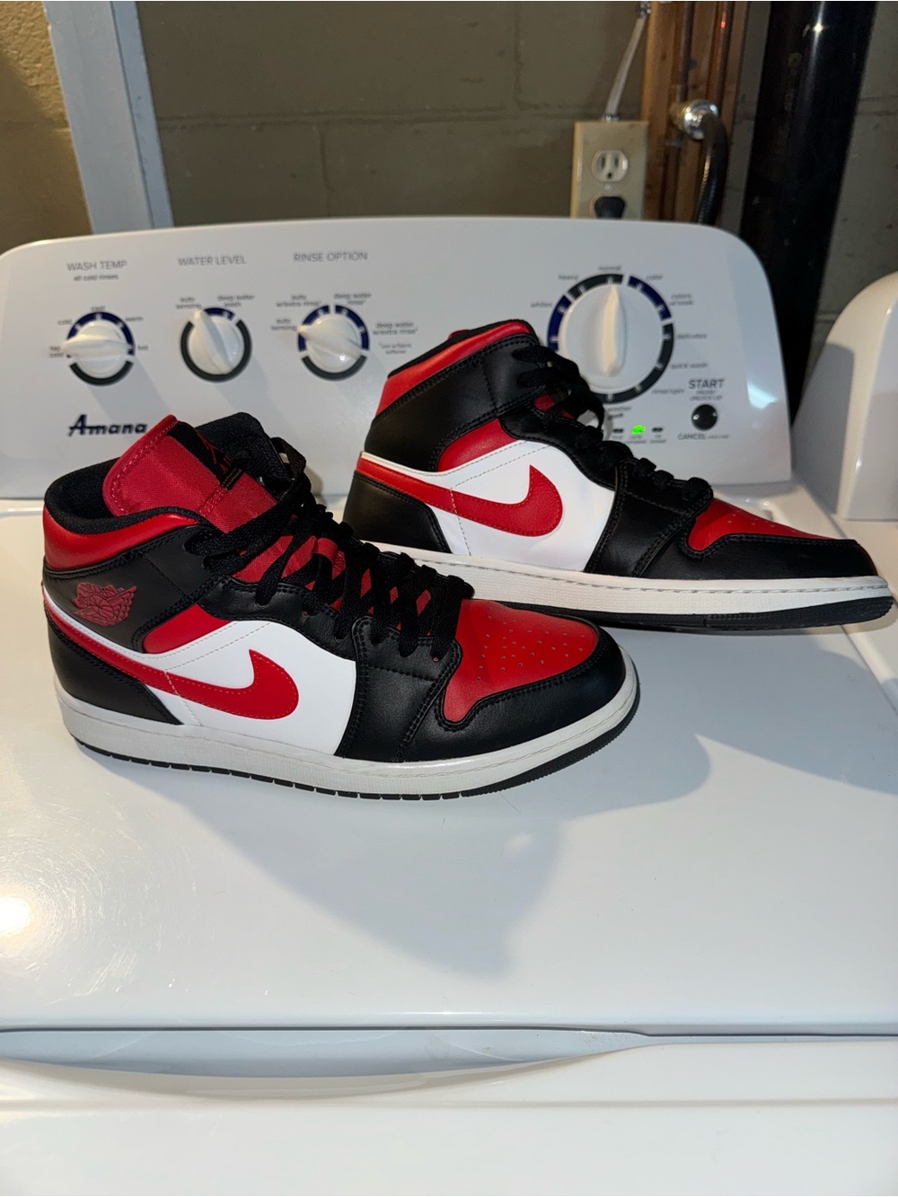 Nike Jordan 1 Mid Black/Red/White